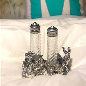 (NIB) Arthur Court Bunny Salt & Pepper stand